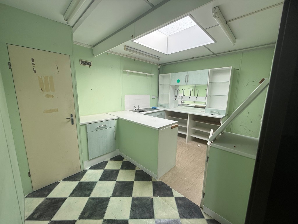 Lot: 100 - BOWLS CLUB WITH POTENTIAL - Bar area